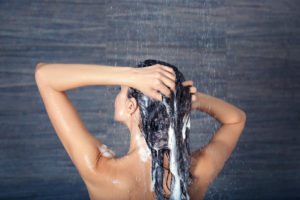 Tipp 3 zur Pollenallergie - Abends Haare waschen