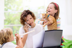 Mutter Überforderung Handy Laptop Kinder Katze Spielen
